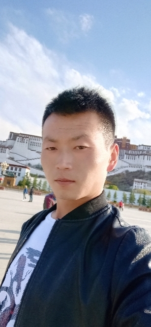 阳光下的小草的第一张照片--昆明相亲服务中心