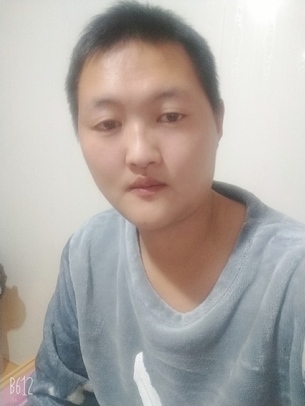 烟圈里透着伤的第一张照片--昆明相亲服务中心
